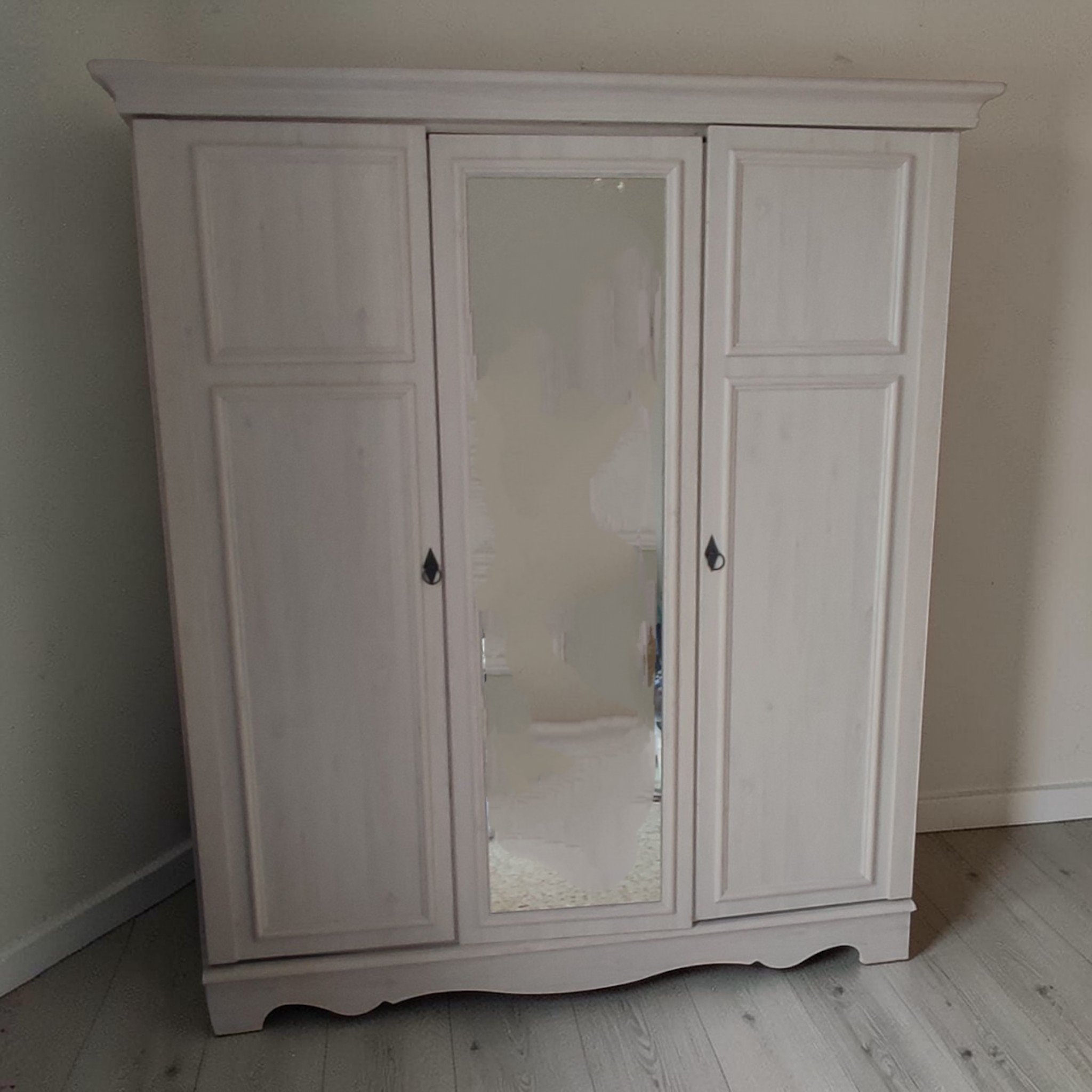 Armoire.       21983