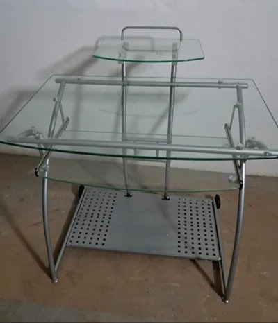 bureau multimédia en verre.          22008