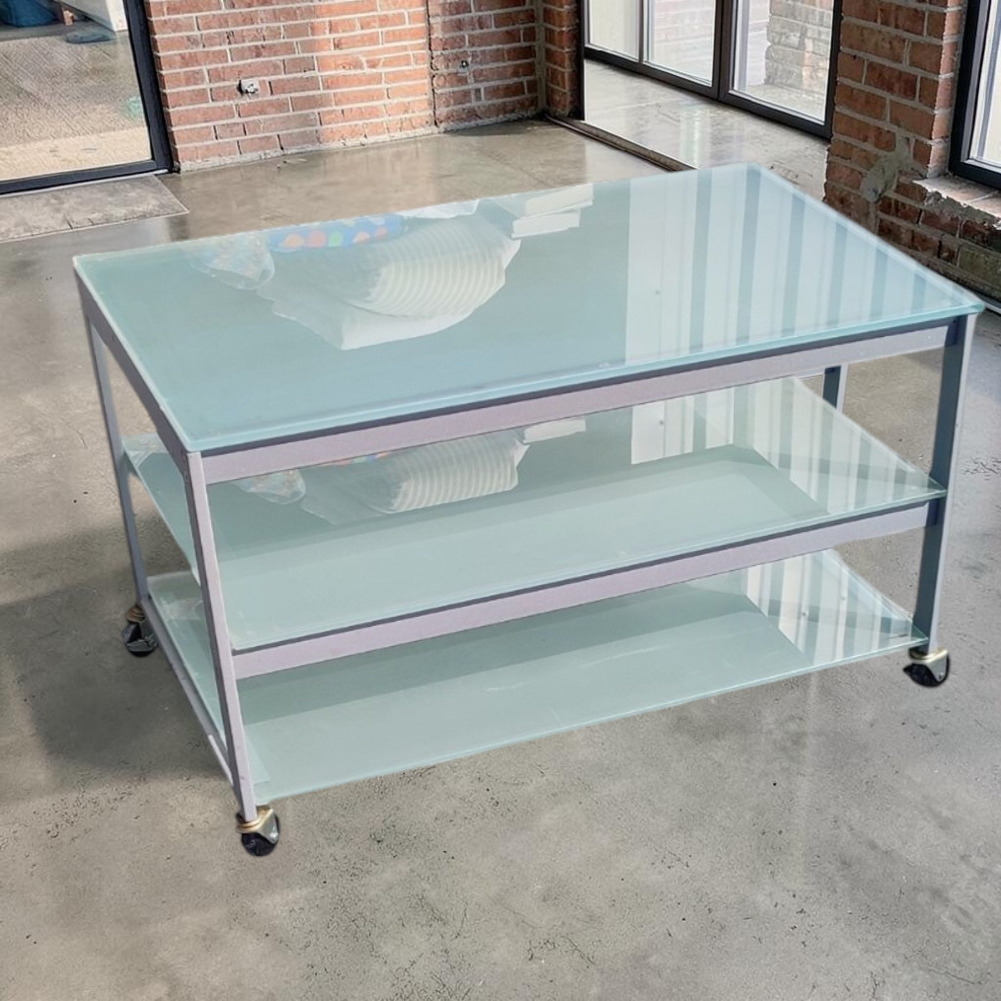 Meuble bas en verre             24339