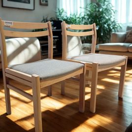 Chaise en bois clair et tissu gris, style scandinave. 25942. 25943