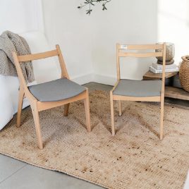 Chaise en bois clair et tissu gris, style scandinave. 25942. 25943
