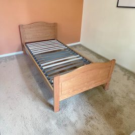 Lit simple en bois (27494)
