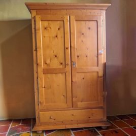 Armoire en pin.                                     29380